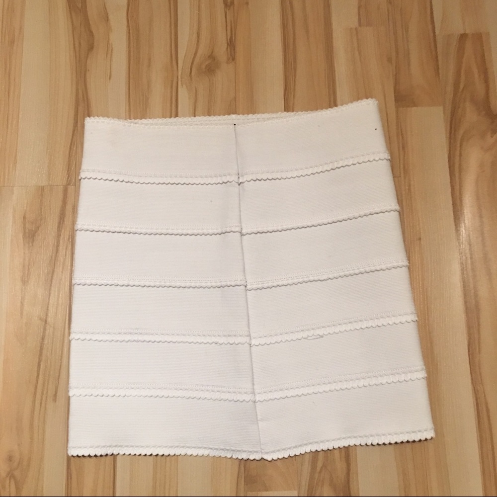 White scalloped hem bandage skirt - Picture 3 of 5